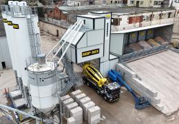 Hopkins Estates’ new Liebherr Mobilmix 3.0 batching plant and one of their 11 new Liebherr HTM 905 drum mixers  