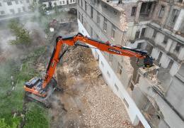 Develon DX380DM-7 demolishing the historic former Tesla industrial complex in Lanškroun in the Czech Republic 