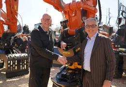 L-R: Krister Blomgren, engcon CEO, and Francesco Quaranta, HCME president and CEO