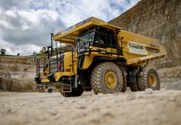 Longcliffe Quarries’ Komatsu HD605-8 haul truck 