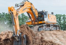 The Liebherr R 992 crawler excavator in action