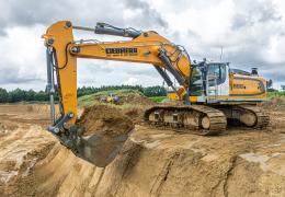 The Liebherr R 966 crawler excavator plays a central role in extraction operations in Wertingen