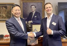 L-R: Ming XU, senior vice-president of SANY Group, and Alexander Scott, chief executive officer of TH White Group, at the signing ceremony marking the formal agreement between the two organizations