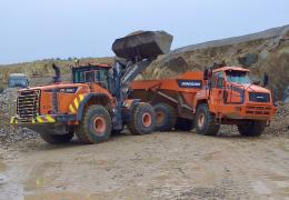 Doosan DL550-5 wheel loader and DA40-5 articulated dumptruck