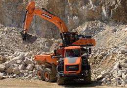 Doosan DX420LC-7 crawler excavator loads a DA30-7 ADT