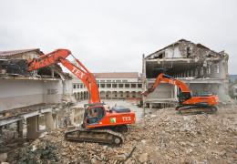 Some of the Doosan excavators tearing down the iconic Colegio de los Salesianos 