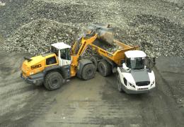 Liebherr 580 XPower wheel loader and TA 230 articulated dumptruck