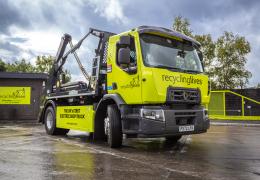 Renault E-Tech D18 Wide skip truck