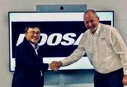 L-R: Charlie Park, CEO of Doosan Infracore Europe, and Carl Leijonhielm, CEO of INTRAC
