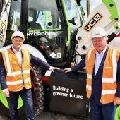 L-R: Energy Secretary Grant Shapps with JCB chairman Lord Bamford and the JCB hydrogen backhoe loader