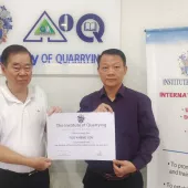 L-R: Chen Nyet Lin, President of the Institute of Quarrying Malaysia, presenting the Caernarfon Award certificate to Zeems Foo Kheng Sin