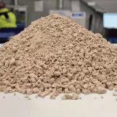 Analcime sand generated as a side stream in lithium extraction can be utilized as gravel and binder in materials for low-carbon concrete production