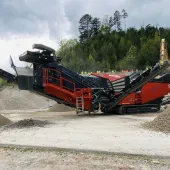 The SBM REMAX 600 mobile impact crusher is capable of producing up to five different finished products at a production rate of up to 600 tonnes/h