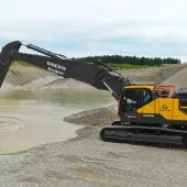 With a secure footing on the bank, the long boom can be lowered up to 8m