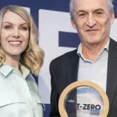 L-R: Comedian and presenter Rachel Parris presenting the award to Ian Innes, Heidelberg Materials’ major projects and key account director
