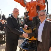 L-R: Krister Blomgren, engcon CEO, and Francesco Quaranta, HCME president and CEO