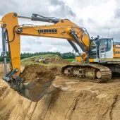 The Liebherr R 966 crawler excavator plays a central role in extraction operations in Wertingen