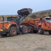 Doosan DL550-5 wheel loader and DA40-5 articulated dumptruck